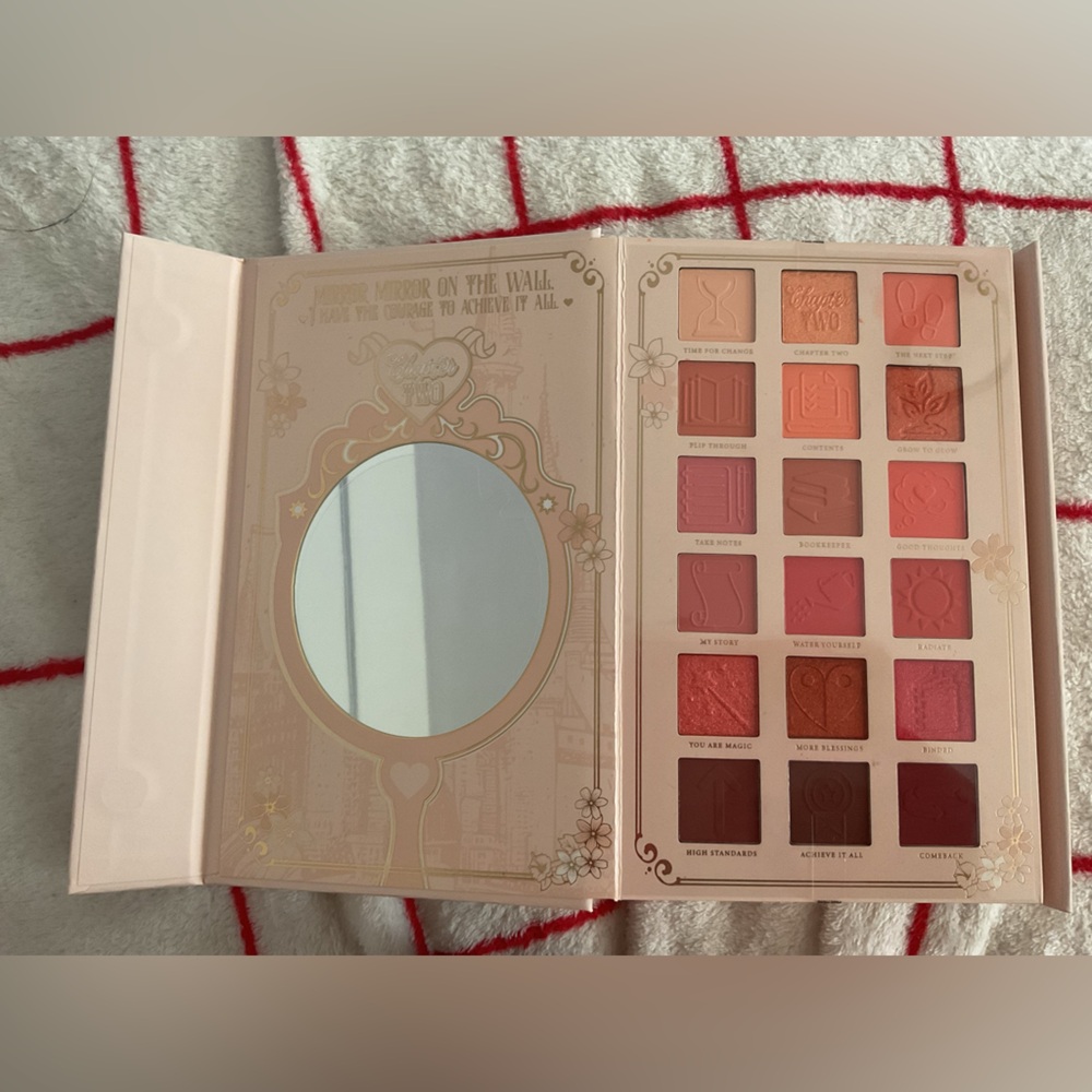 Plouise CHAPTER MAKEUP BOOK